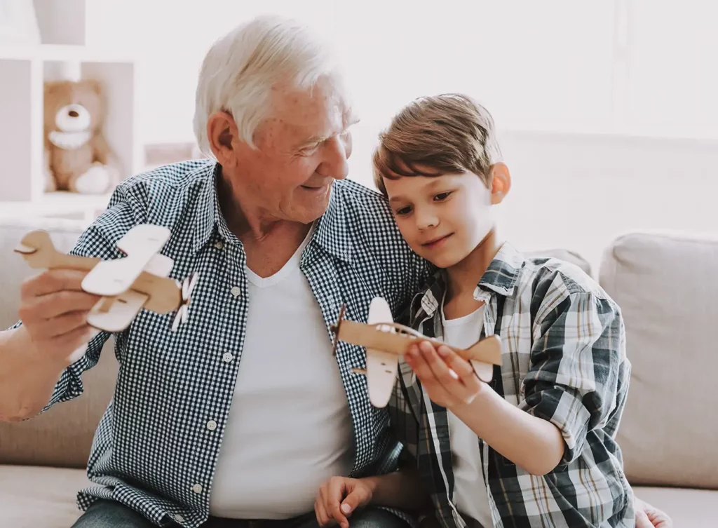 abuelo con los últimos gastos cubiertos con su seguro de vida jugando con su nieto